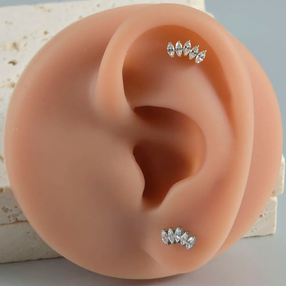 Piercing Minimalista de Titanio G23 – Arete Floral Elegante para Oreja