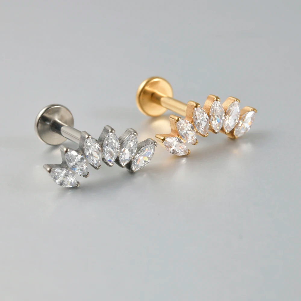 Piercing Minimalista de Titanio G23 – Arete Floral Elegante para Oreja
