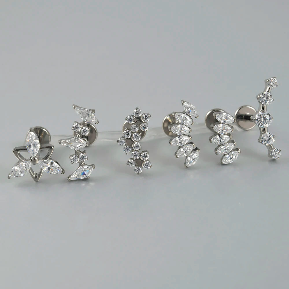 Piercing Minimalista de Titanio G23 – Arete Floral Elegante para Oreja
