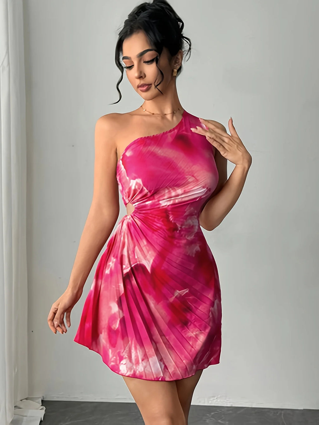 Vestido Elegante de Verano con Estampado Artístico, Corte en Cintura y Pliegues – Diseño de Hombro Asimétrico