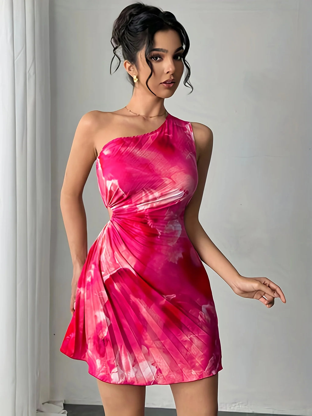 Vestido Elegante de Verano con Estampado Artístico, Corte en Cintura y Pliegues – Diseño de Hombro Asimétrico