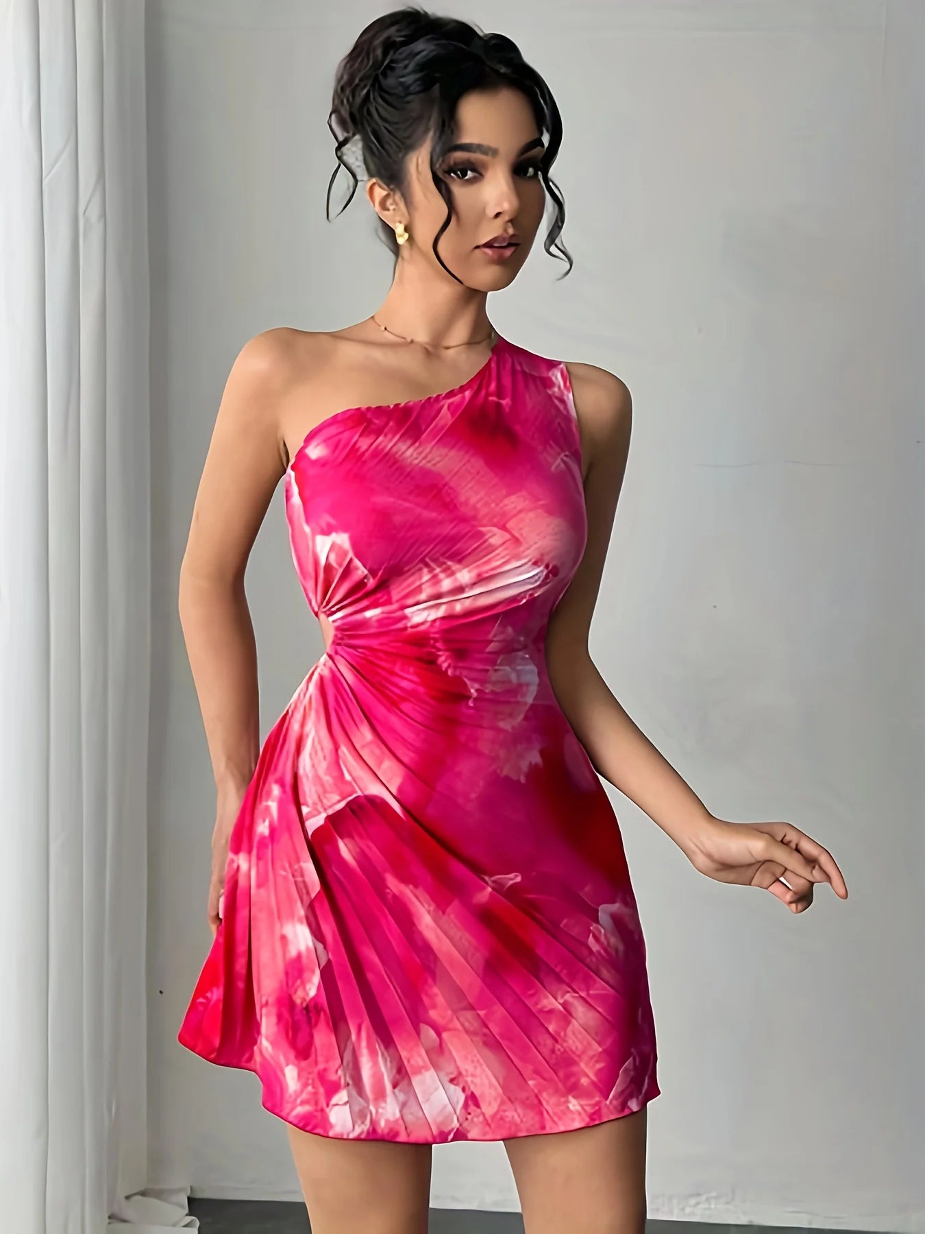 Vestido Elegante de Verano con Estampado Artístico, Corte en Cintura y Pliegues – Diseño de Hombro Asimétrico