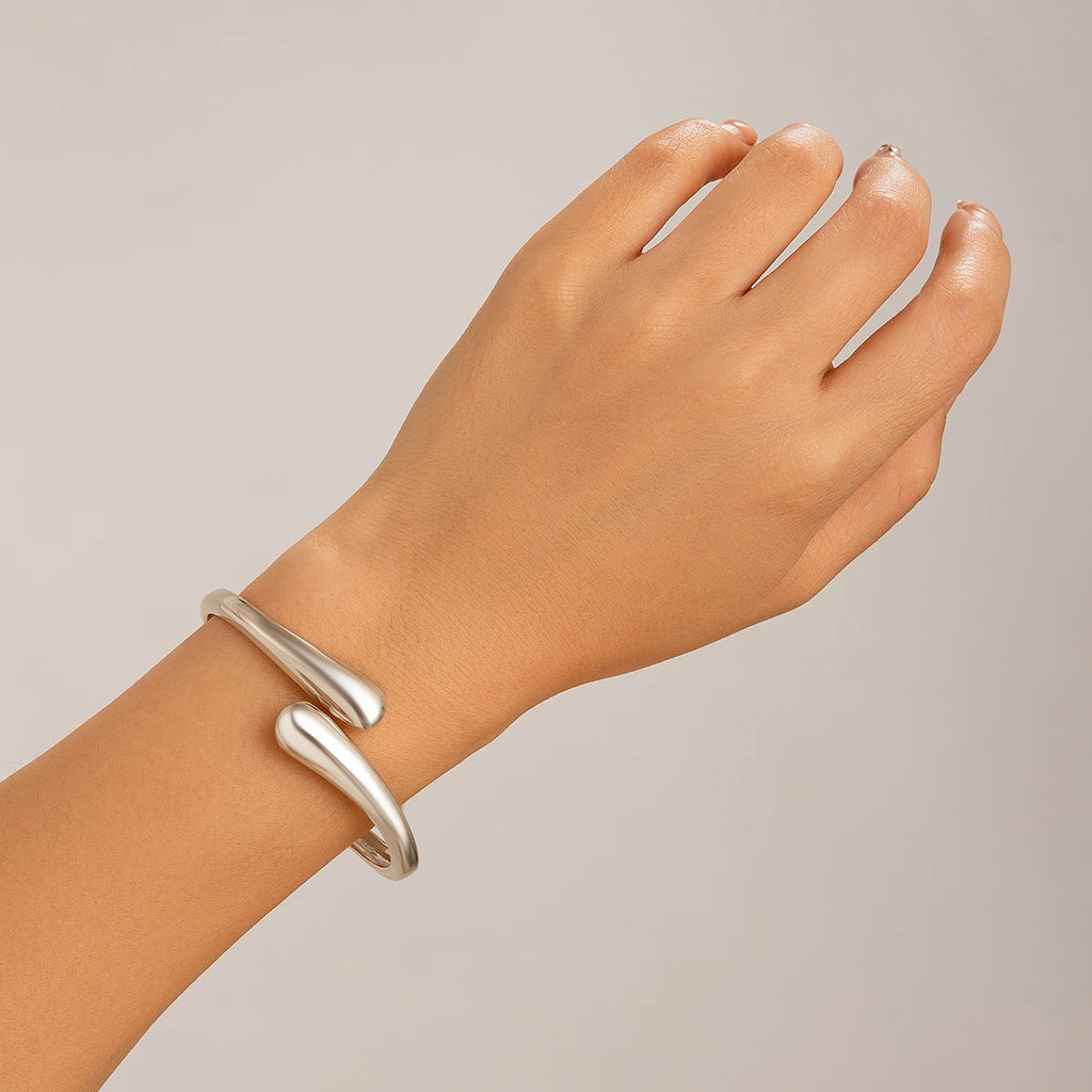 Pulsera Dorada Water Drop de Lujo para Mujer – Brazalete Elegante y Modernoft