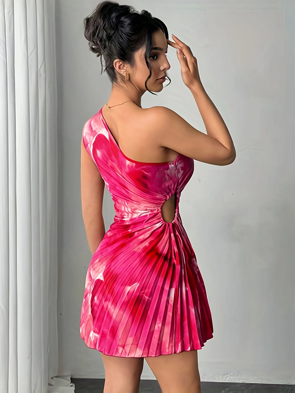 Vestido Elegante de Verano con Estampado Artístico, Corte en Cintura y Pliegues – Diseño de Hombro Asimétrico