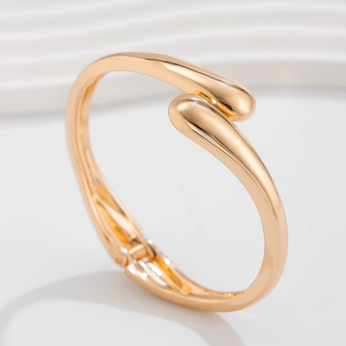 Pulsera Dorada Water Drop de Lujo para Mujer – Brazalete Elegante y Modernoft